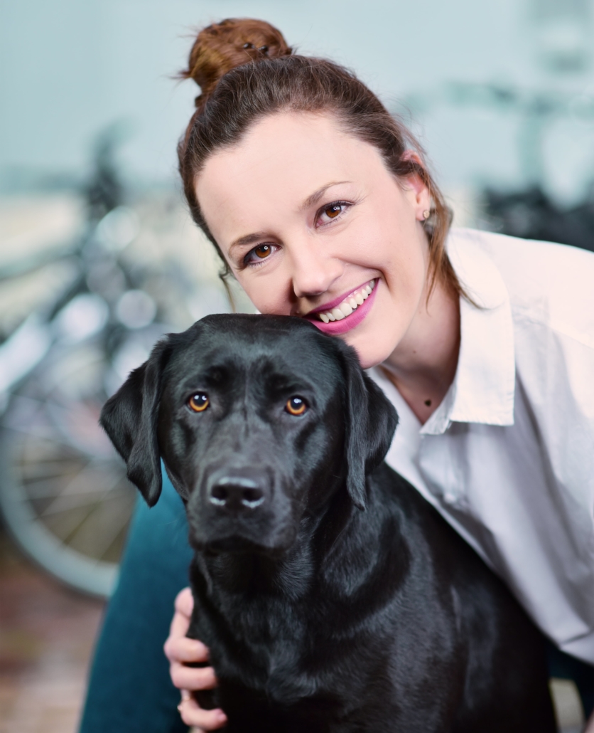 Hund Seven bleibt dank Hundetrainerin Larissa Dubau gerne allein daheim