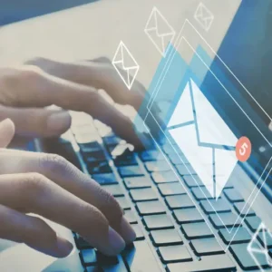 Ein Laptop, zwei Hände und ein E-Mail-Zeichen