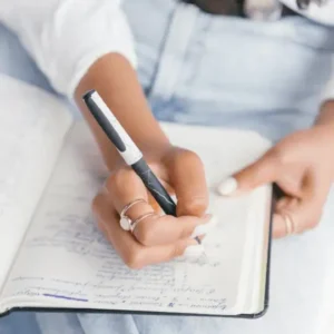 Eine Hand mit Stift am Schreiben