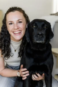Hund Seven bleibt dank Hundetrainerin Larissa Dubau gerne allein daheim