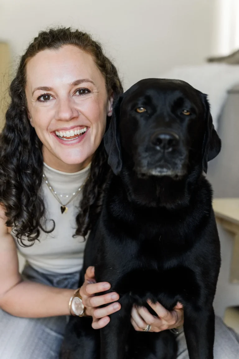 Hund Seven bleibt dank Hundetrainerin Larissa Dubau gerne allein daheim